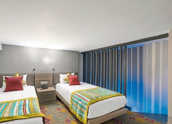 Long Beach Alanya - Wohnbeispiel Duplex Familienzimmer Swim Up (Zimmercodierung MBQ)