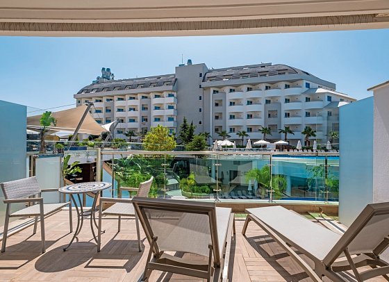 Long Beach Alanya - Beispiel Terrasse Doppelzimmer Swim Up (Zimmercodierung DBQ)