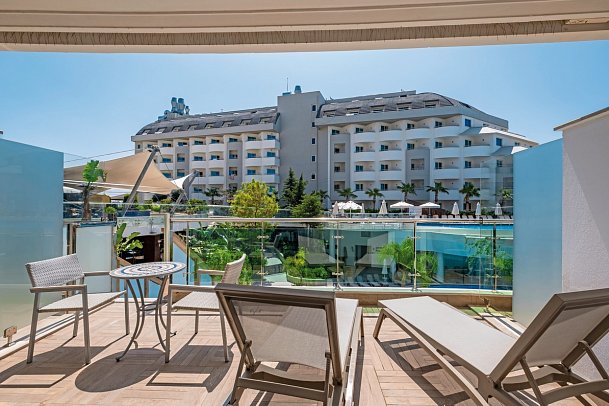 Long Beach Alanya - Beispiel Terrasse Doppelzimmer Swim Up (Zimmercodierung DBQ)