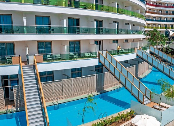 Long Beach Alanya - Beispiel Terrasse Doppelzimmer Swim Up (Zimmercodierung DBQ)