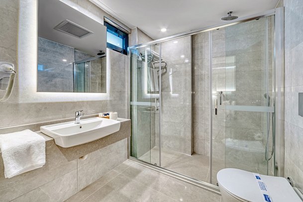 Kahya Hotel - Wohnbeispiel Doppelzimmer seitl. Meerblick (Zimmercodierungen DBN & DCN)