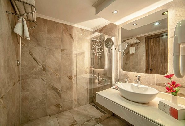Club Turan Prince World - Beispiel Bad Doppelzimmer Haupthaus (Zimmercodierungen DBU & DCU)