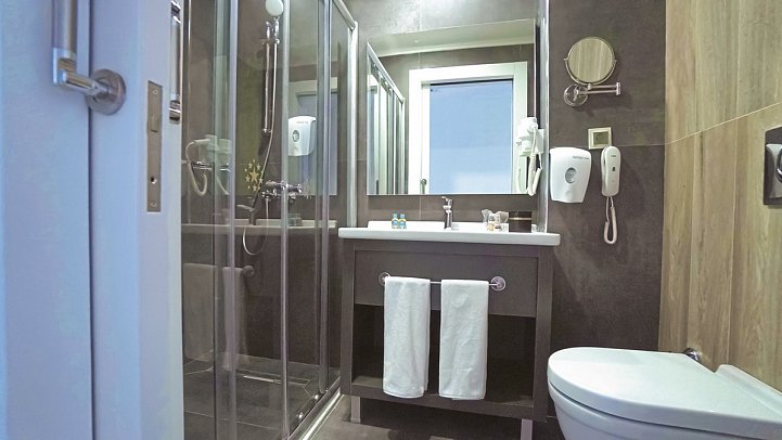 Dream World Palace - Beispiel Bad Familienzimmer (Zimmercodierungen FB1, FB2, FB3 & FB4)