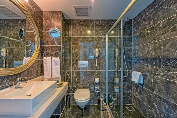 Serenis Hotel - Beispiel Bad (Zimmercodierungen DBL, DCL, DBM, DCM, FBL, FB1, FBM, FB3, MB2 & MB3)