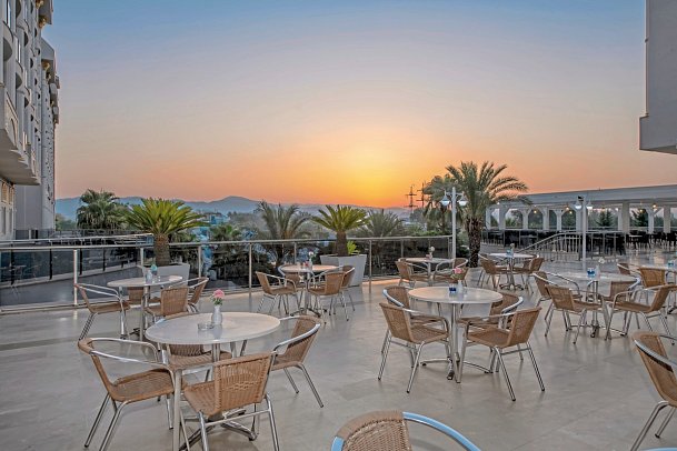 LRS Lake & River Side Hotel & Spa