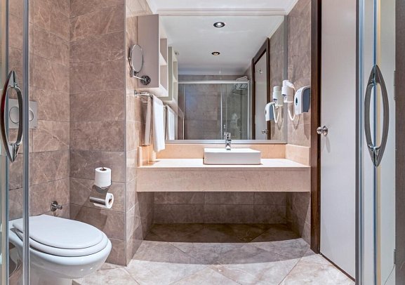 LRS Lake & River Side Hotel & Spa - Beispiel Bad Doppelzimmer (Zimmercodierungen DE1, DC2, DB1 & DC1)