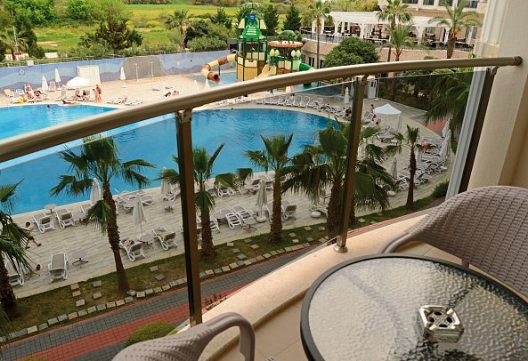 LRS Lake & River Side Hotel & Spa