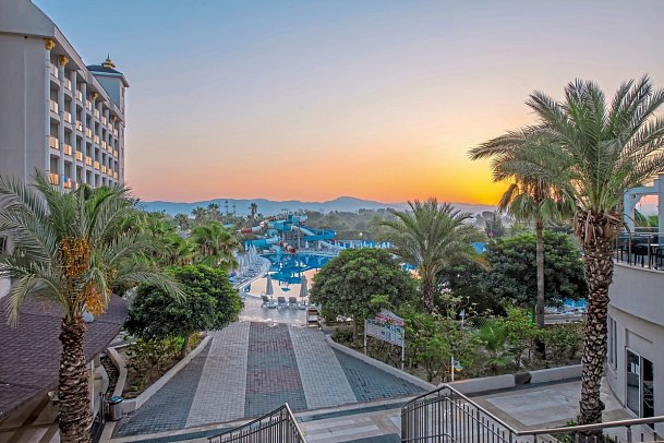 LRS Lake & River Side Hotel & Spa