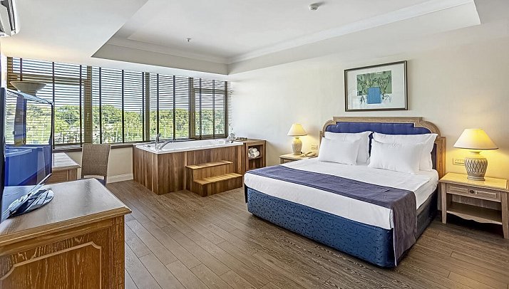 The Norm Oriental Kemer - Wohnbeispiel Suite Komfort King Poolblick (Zimmercodierungen WB1, WB2 & WB3)