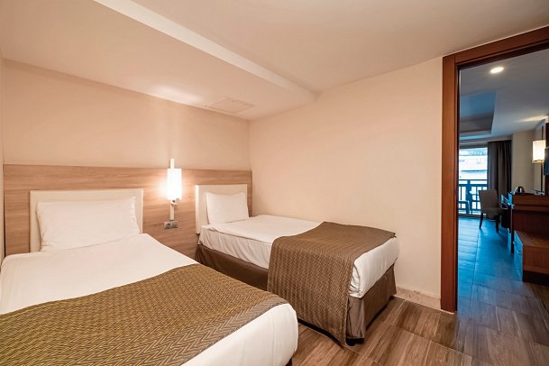 Crystal Prestige Pearl Collection - Wohnbeispiel Familienzimmer Poolblick (Zimmercodierung FBP)