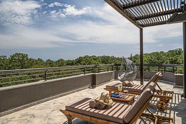 Balmy Foresta - Beispiel Terrasse Juniorsuite Meerblick (Zimmercodierung JBM)