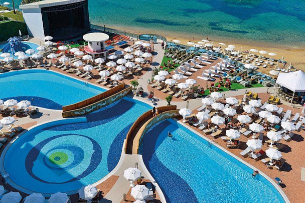 Azura Deluxe Resort & Spa Hotel