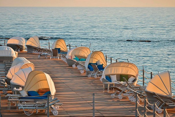 Azura Deluxe Resort & Spa Hotel