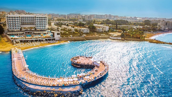 Azura Deluxe Resort & Spa Hotel