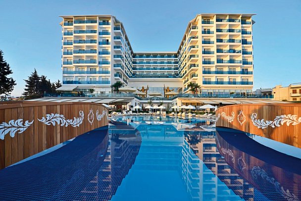 Azura Deluxe Resort & Spa Hotel