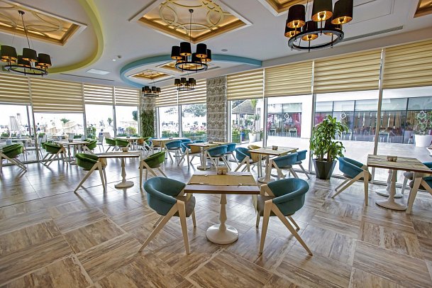 Azura Deluxe Resort & Spa Hotel