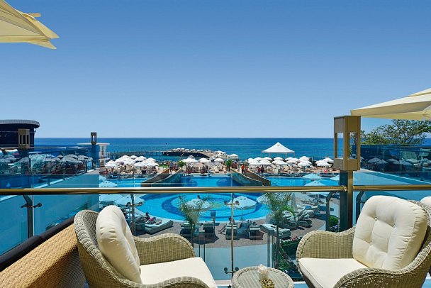 Azura Deluxe Resort & Spa Hotel