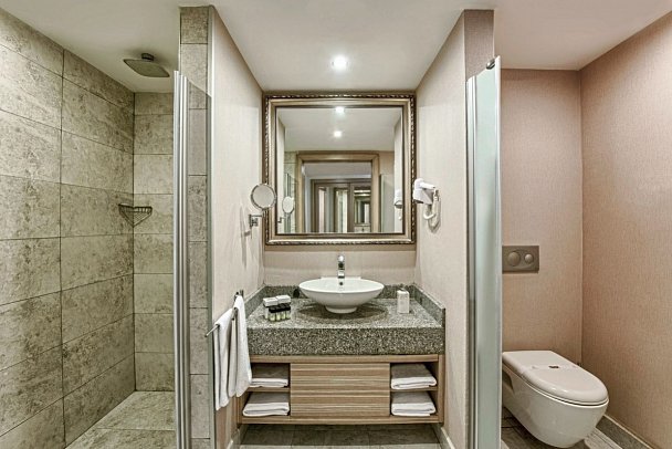 Delphin Deluxe Resort - Beispiel Bad Familienzimmer seitl. Meerblick (Zimmercodierung FBN)