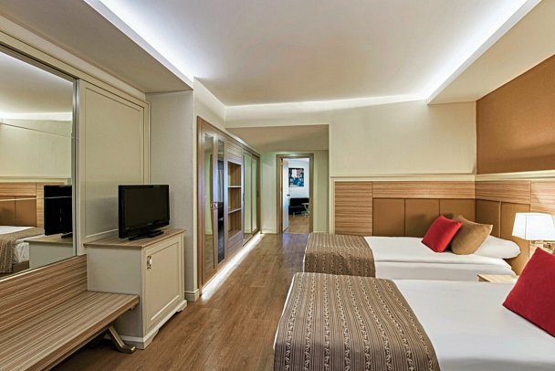 Delphin Deluxe Resort - Wohnbeispiel Familienzimmer seitl. Meerblick (Zimmercodierung FBN)