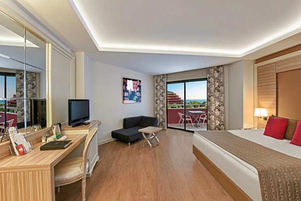 Delphin Deluxe Resort - Wohnbeispiel Familienzimmer seitl. Meerblick (Zimmercodierung FBN)