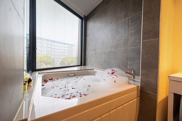 Granada Luxury Red - Wohnbeispiel Doppelzimmer seitl. Meerblick (Zimmercodierung DBN)