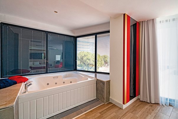 Granada Luxury Red - Wohnbeispiel Suite Deluxe seitl. Meerblick (Zimmercodierung WDN)