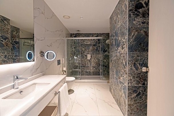 Granada Luxury Red - Beispiel Bad Suite Deluxe seitl. Meerblick (Zimmercodierung WDN)