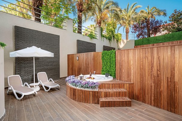 Leodikya Kirman Premium - Wohnbeispiel Doppelzimmer Jacuzzi Terrasse (Zimmercodierung DB1)