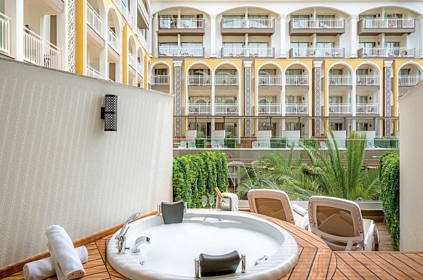 Sidera Kirman Premium - Wohnbeispiel Doppelzimmer Terrasse Jacuzzi seitl. Meerblick (Zimmercodierung DB2)