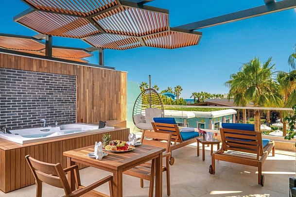 Sidera Kirman Premium - Wohnbeispiel Doppelzimmer Terrasse Jacuzzi Meerblick (Zimmercodierung DB1)