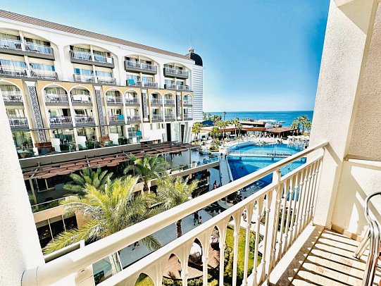 Sidera Kirman Premium - Beispiel Balkon Doppelzimmer seitl. Meerblick (Zimmercodierungen DBN & DCN)