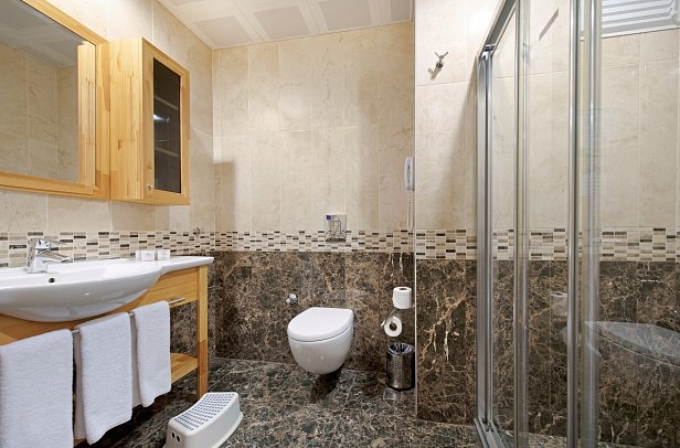 Quattro Family Club DEM Hotel - Beispiel Bad Zimmer Hauptgebäude (Zimmercodierungen DB1, DC1, FBL, FBP & FBM)