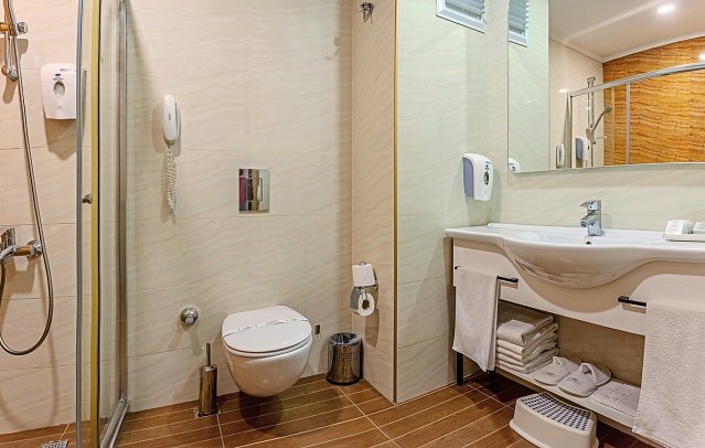 Quattro Family Club DEM Hotel - Beispiel Bad Garten Familienzimmer Relax Poolseite (Zimmercodierungen FB3 & FB4)