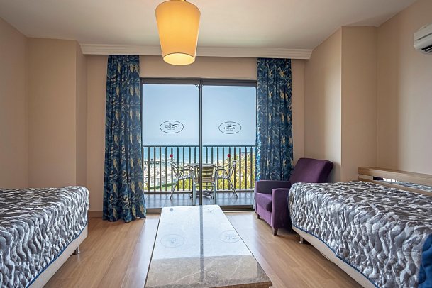 Quattro Family Club DEM Hotel - Wohnbeispiel Familienzimmer Hauptgebäude Meerblick (Zimmercodierung FBM)