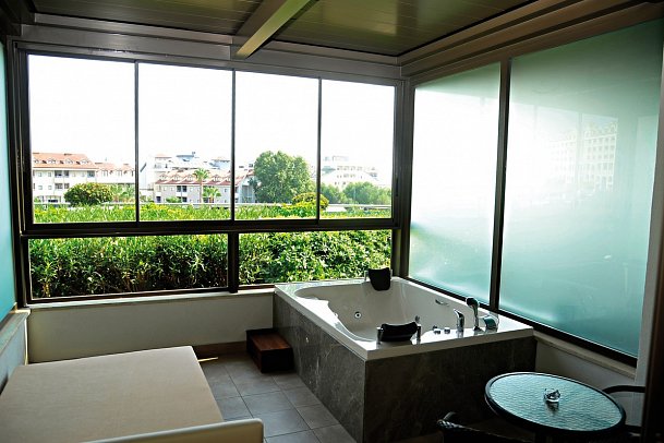 Commodore Elite Suites & Spa - Wohnbeispiel Doppelzimmer Elite Comfort Jacuzzi (Zimmercodierung DF1)