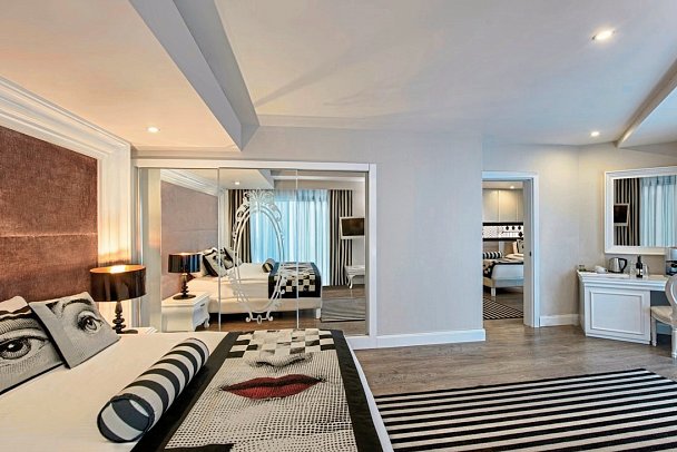 Delphin Imperial - Wohnbeispiel Familienzimmer Meerseite (Zimmercodierung FBC)