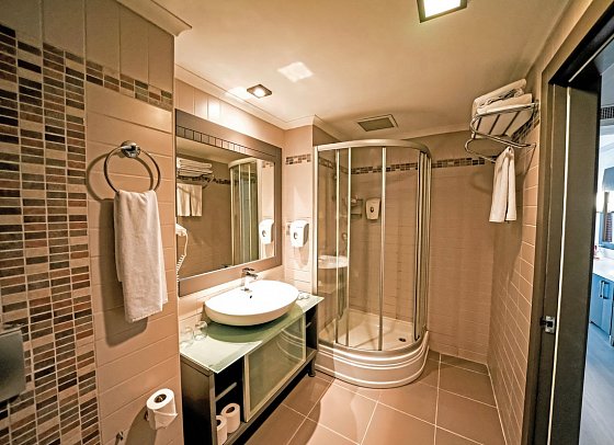 Calimera Serra Palace - Beispiel Bad (Zimmercodierungen DEL, DBL, DCL, DBM, DPL, DB1 & DQM)
