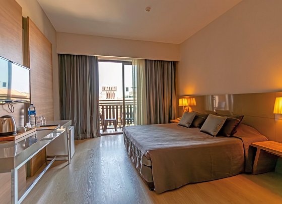 Calimera Serra Palace - Wohnbeispiel Familienzimmer Landblick (Zimmercodierung FBL)