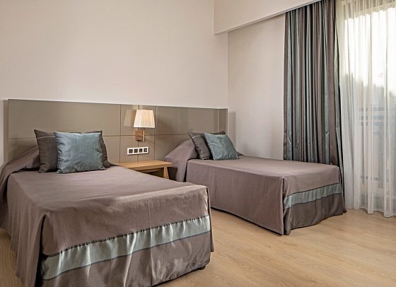 Calimera Serra Palace - Wohnbeispiel Familienzimmer Landblick (Zimmercodierung FBL)