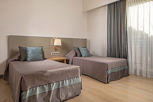 Calimera Serra Palace - Wohnbeispiel Familienzimmer Landblick (Zimmercodierung FBL)