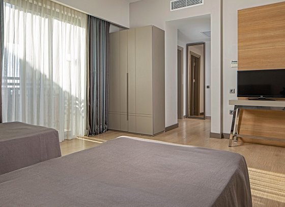 Calimera Serra Palace - Wohnbeispiel Familienzimmer Landblick (Zimmercodierung FBL)