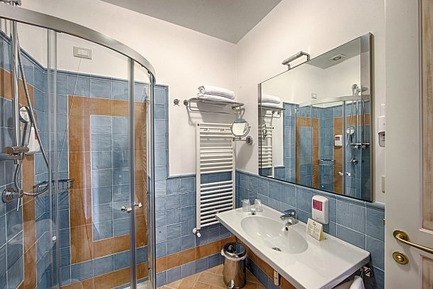 Relais Masseria Caselli - Badezimmer Beispiel Doppelzimmer Classic (Zimmercodierung DG1)