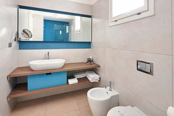 Grand Hotel Riviera - Wohnbeispiel Badezimmer Superior seitl. Meerblick (Zimmercodierung DSN)