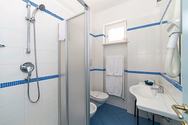 La Sorgente - Badezimmer Bespiel Doppelzimmer (Zimmercodierungen DB1, DB2 & DBM)