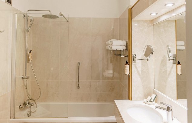 Hotel Alivi - Badbeispiel Double Room Privilege (Zimmercodierung DR1)