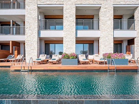 Anda Barut Collection - Wohnbeispiel Familysuite Deluxe Swim Up Meerseite Familienbereich (Zimmercodierungen FD3 & UDQ)