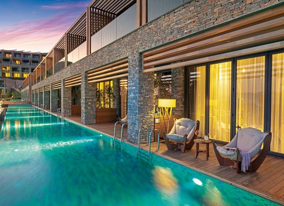 Lujo Bodrum - Beispiel Terrasse Doppelzimmer Deluxe Laguna Swim Up seitl. Meerblick (Zimmercodierungen DDQ & DCQ)