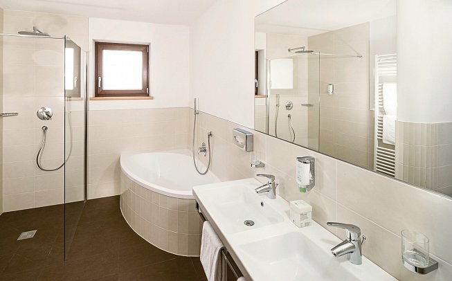 Almina Family & Spa - Badbeispiel Suite Almina (Zimmercodierung WB1)
