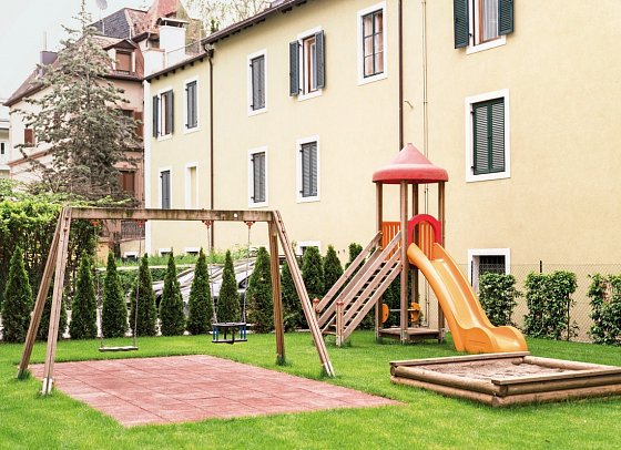 Flora Hotel & Suites