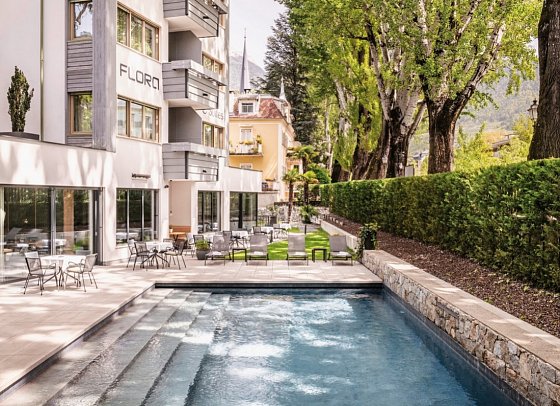 Flora Hotel & Suites